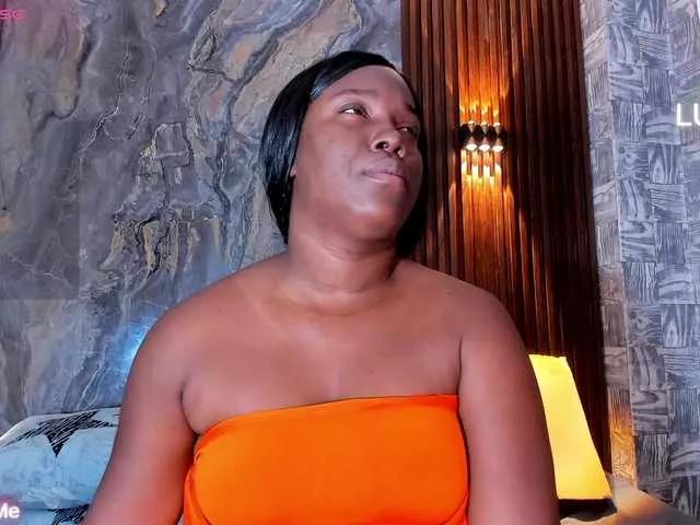 curvynaomhy on BongaCams 