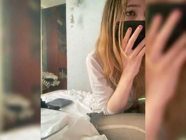 Freechat Emmalove13 on BongaCams