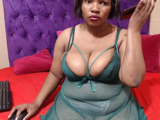 sexyeboncurvy on BongaCams 