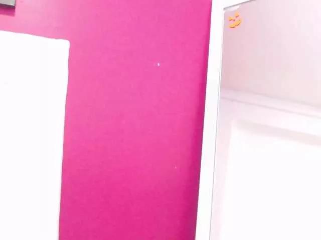 tiny-sarah1 on BongaCams 