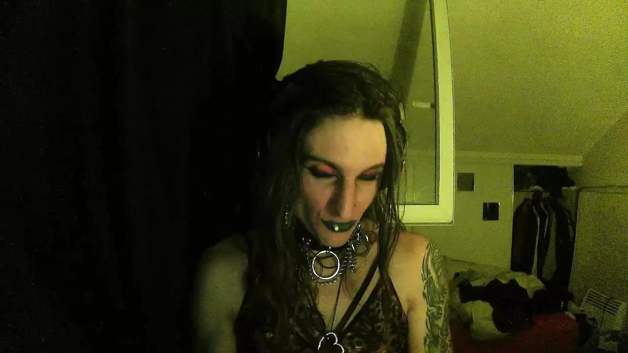BerzerkDoll on Cam4 