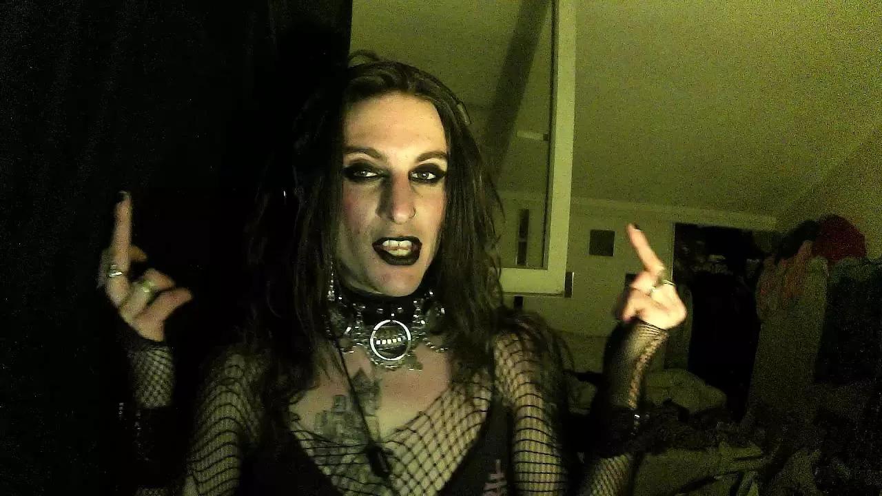 BerzerkDoll on Cam4 