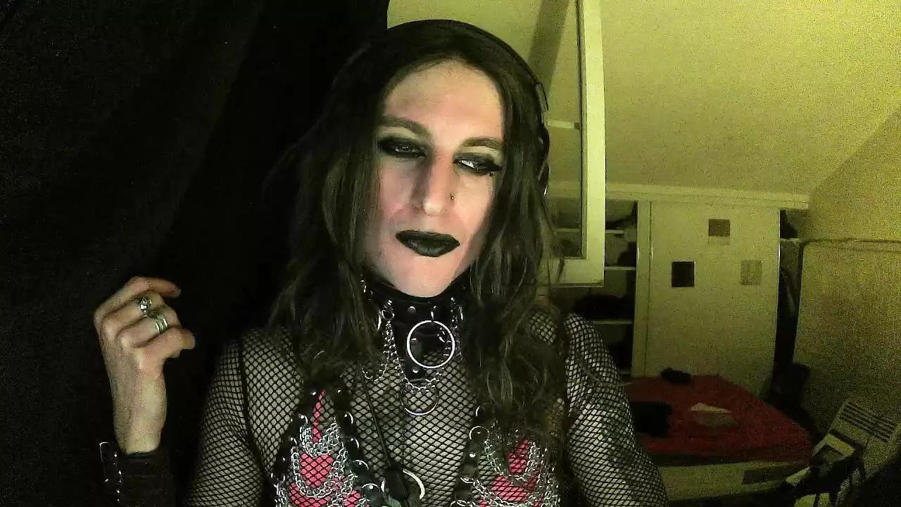 BerzerkDoll on Cam4 