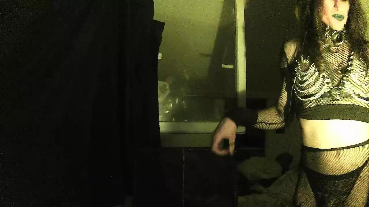 BerzerkDoll on Cam4 