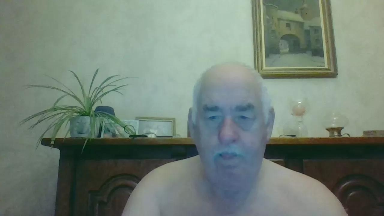 bottom672 on Cam4 