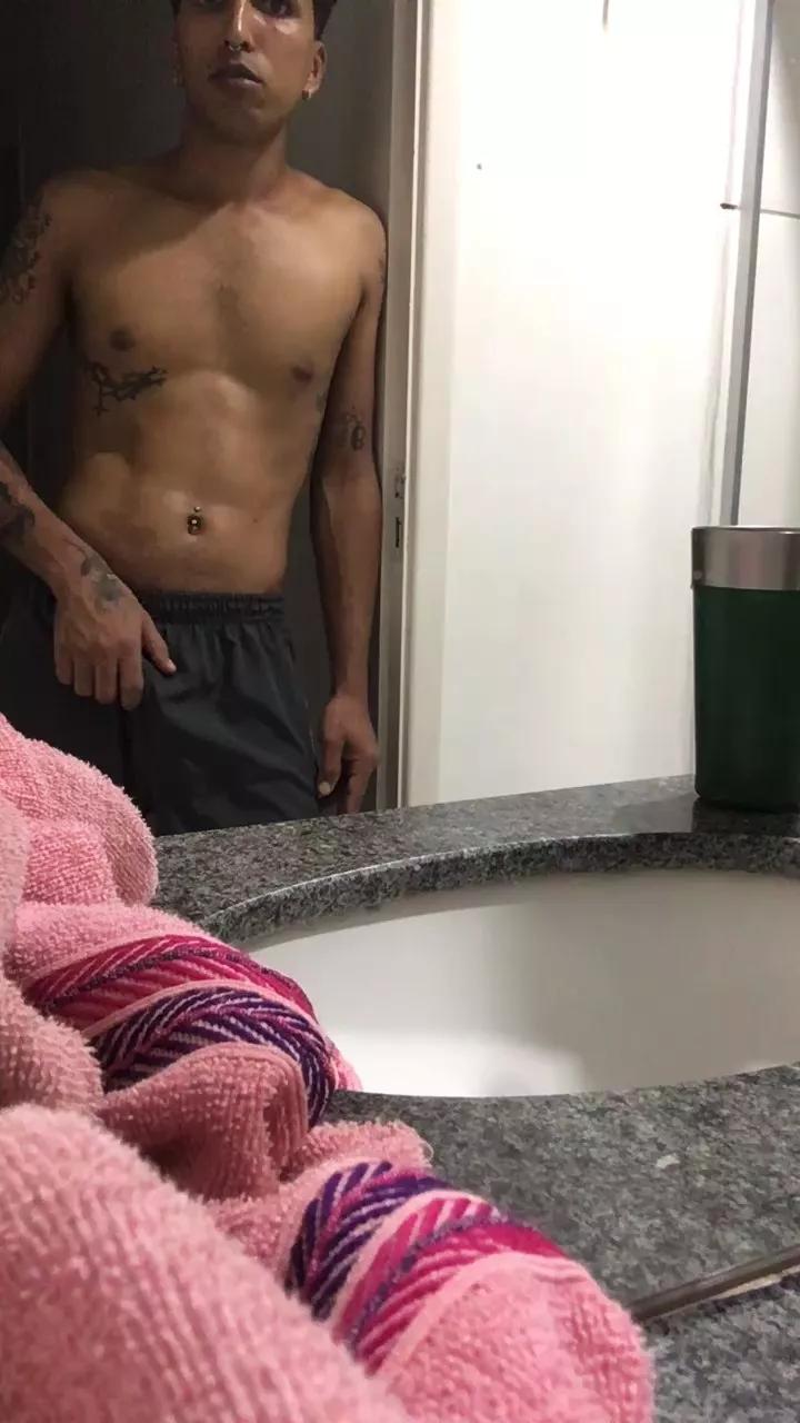 elvisnaomorreu on Cam4 