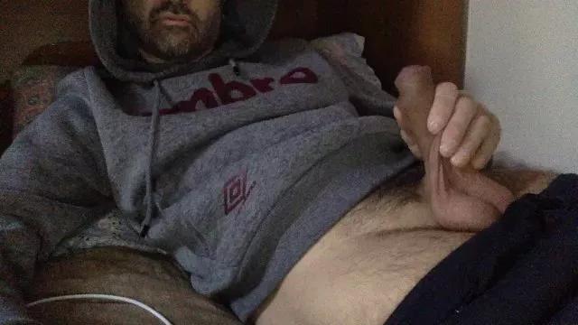 hairyman_981 on Cam4 