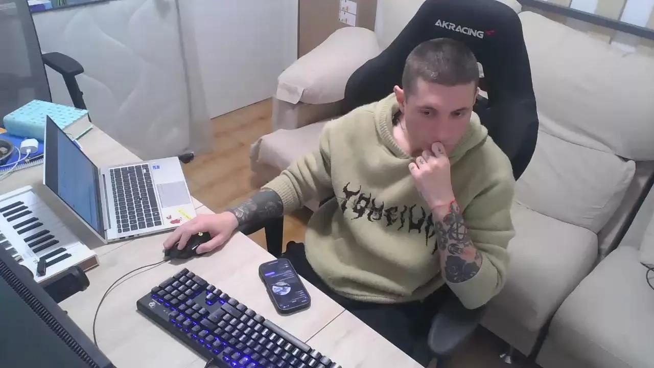 Hunterzito37 on Cam4 