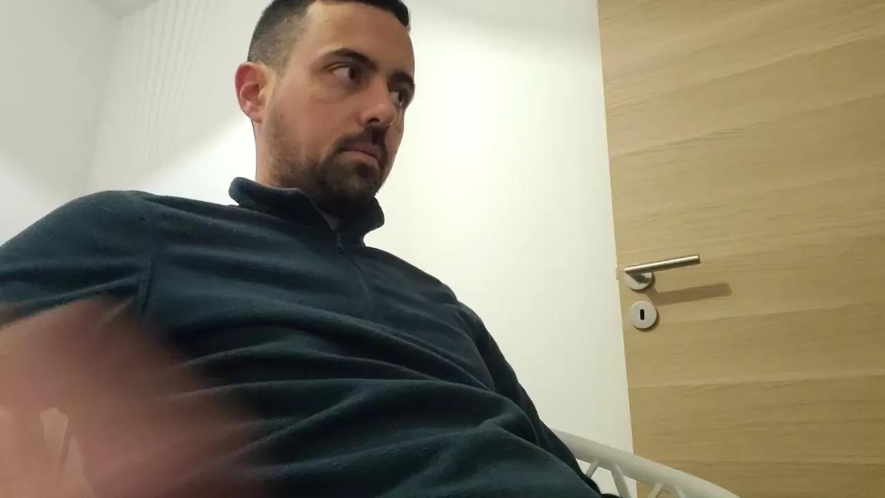 Johnbel96_ on Cam4 