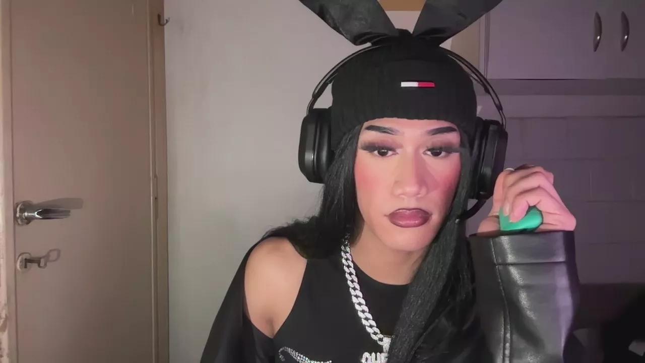 KellyLaDyoda on Cam4 