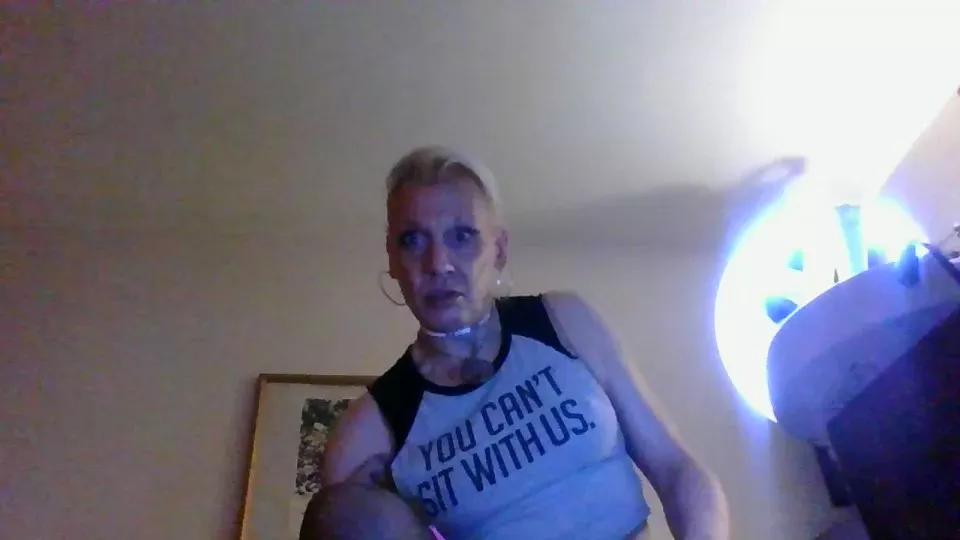 LadyCross_hot on Cam4 