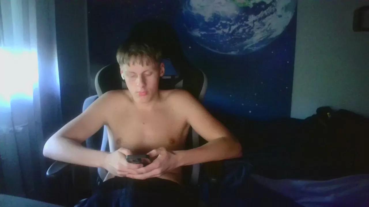 looverboy18y on Cam4 