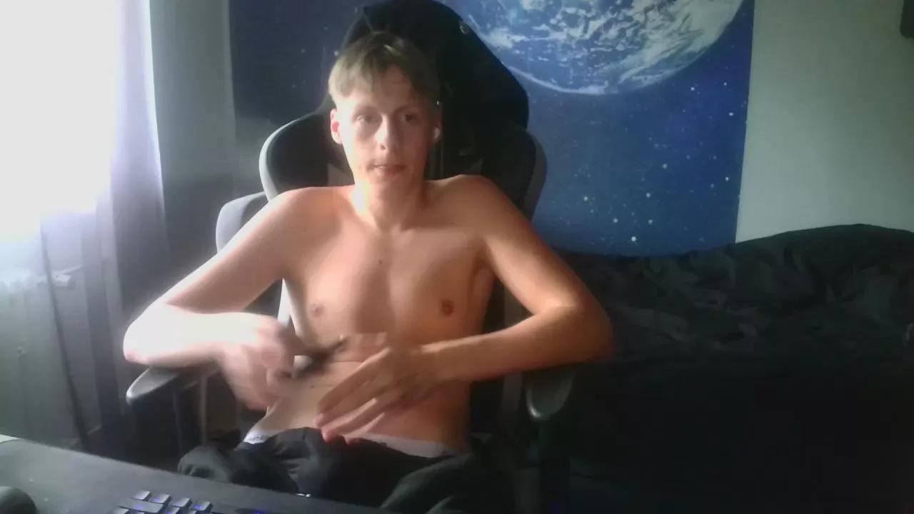looverboy18y on Cam4 