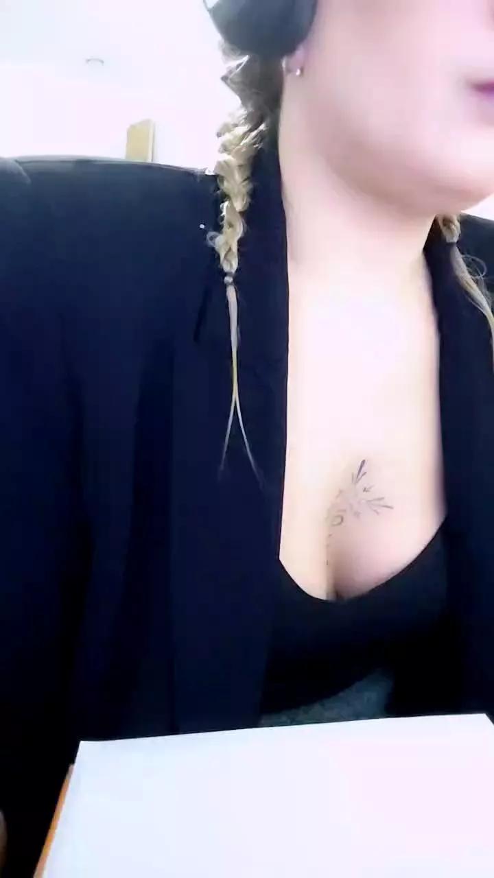 Love2hot2 on Cam4 
