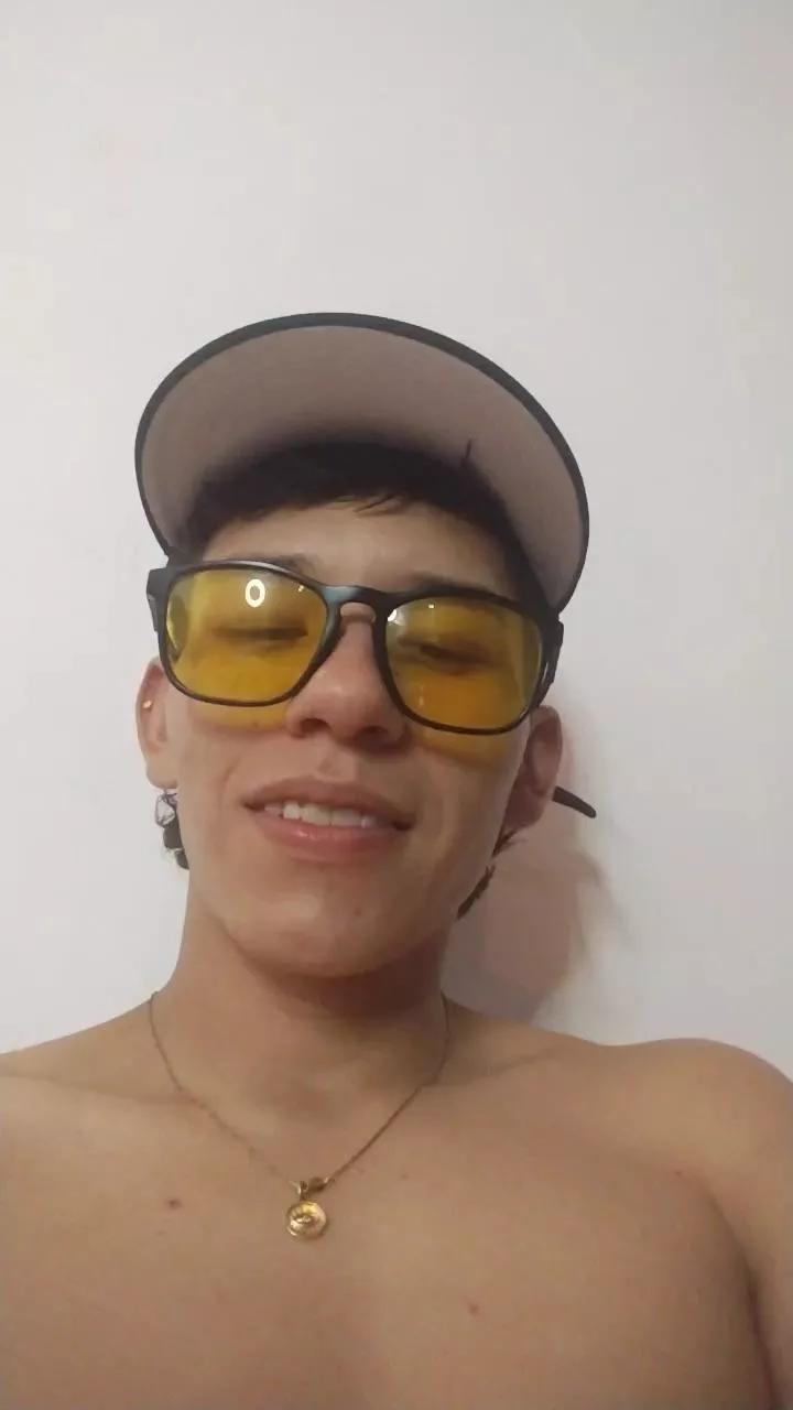 Magig_axel on Cam4 