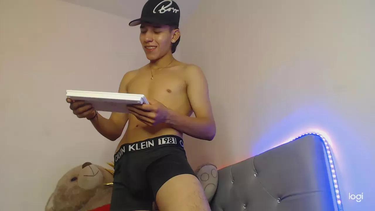 Magig_axel on Cam4 
