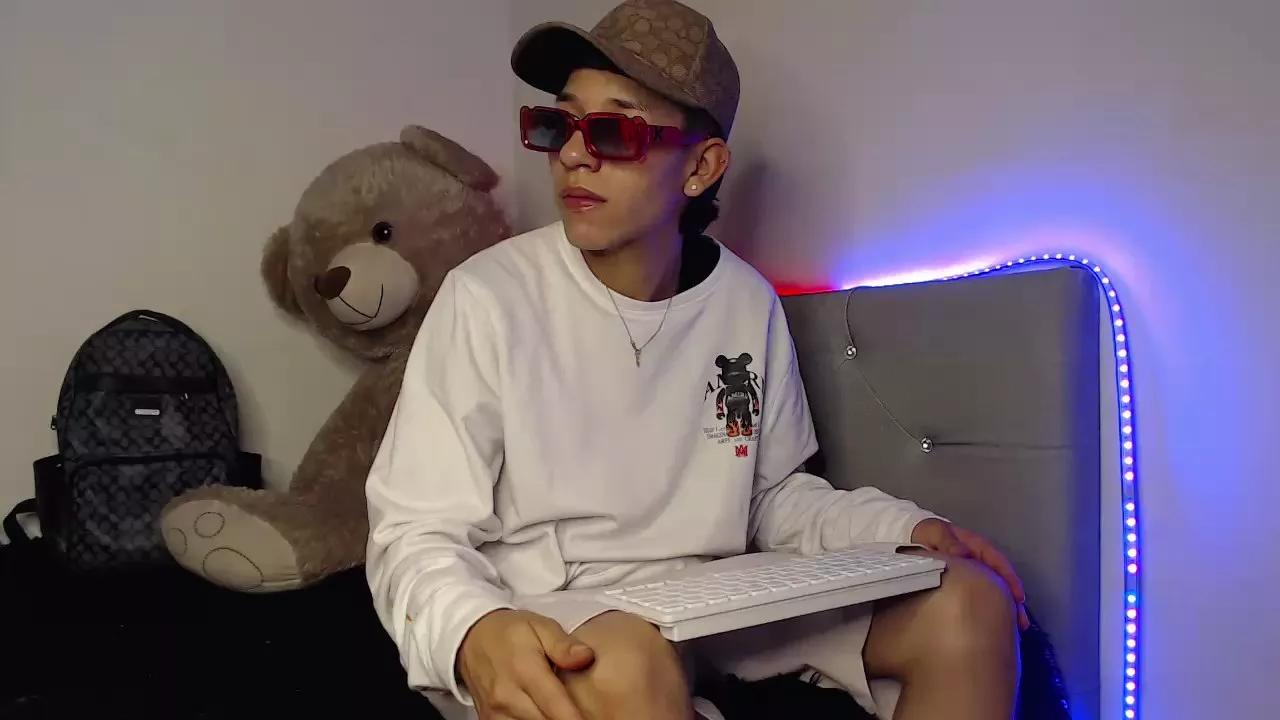 Magig_axel on Cam4 