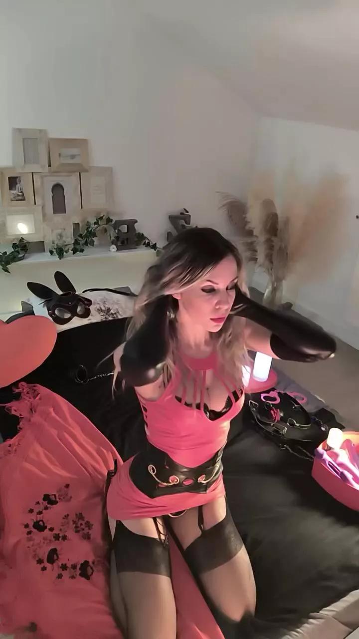MissPolePocket on Cam4 