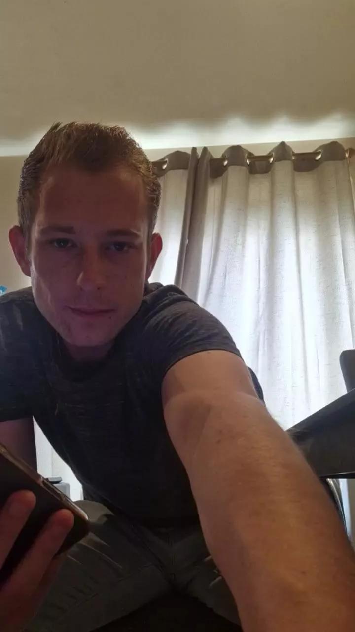 Naughtyvirgin22 on Cam4 
