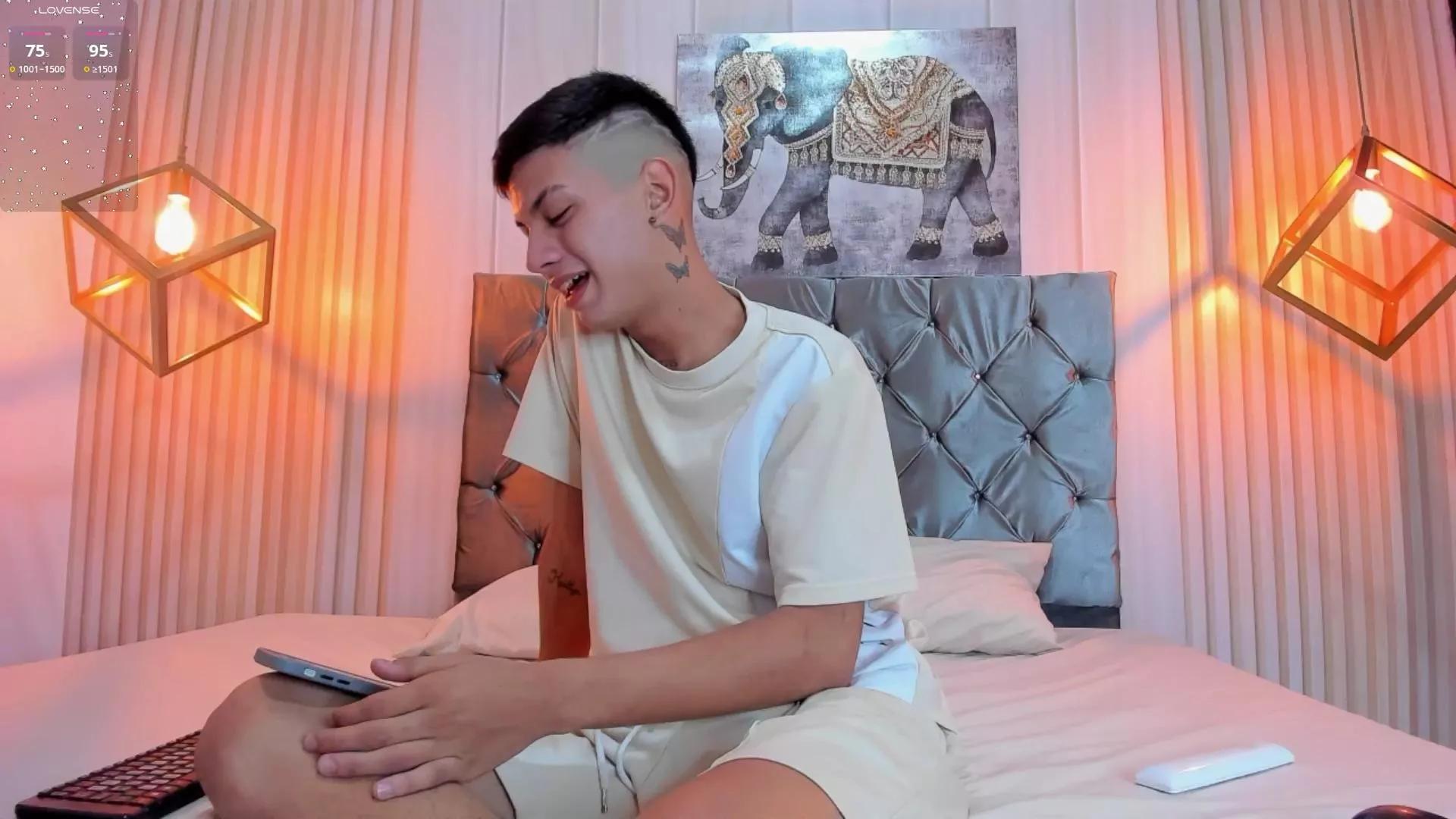 NICKY_MAXIMOF on Cam4 