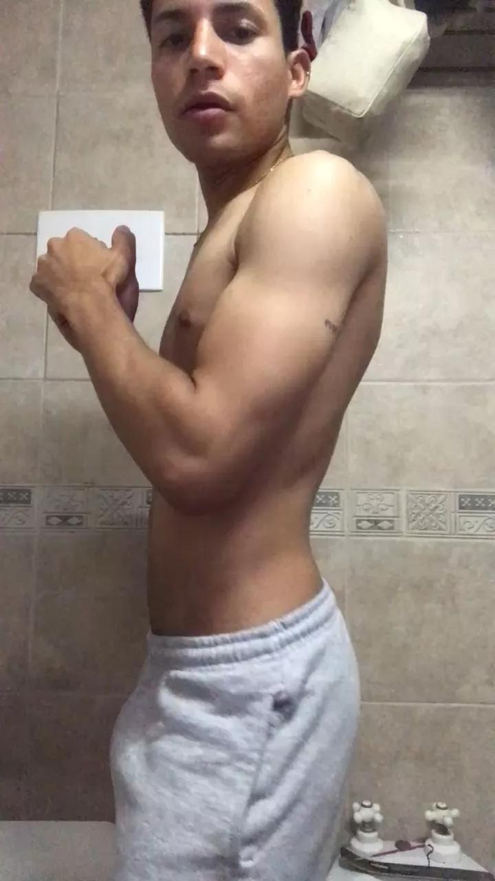 pequeboy_hot on Cam4 