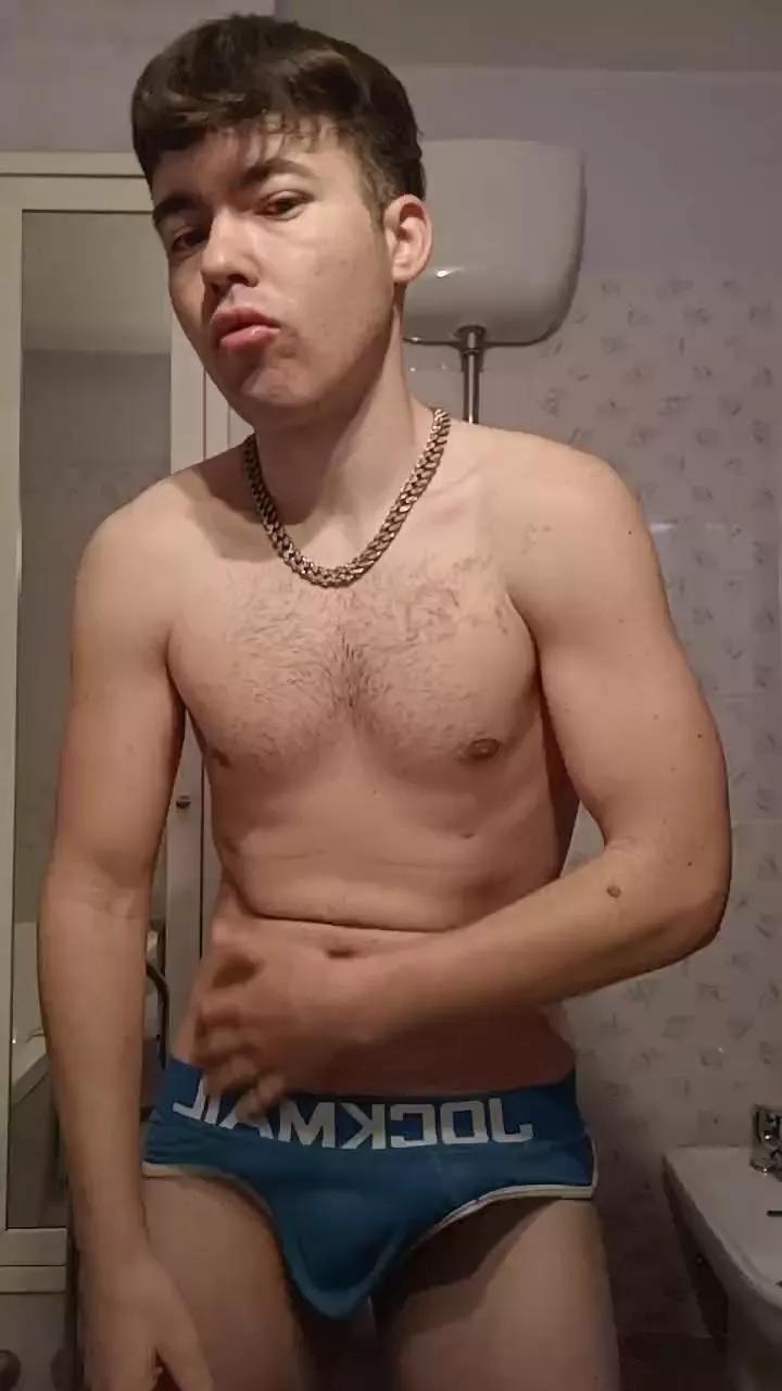 rodrigo1995 on Cam4 