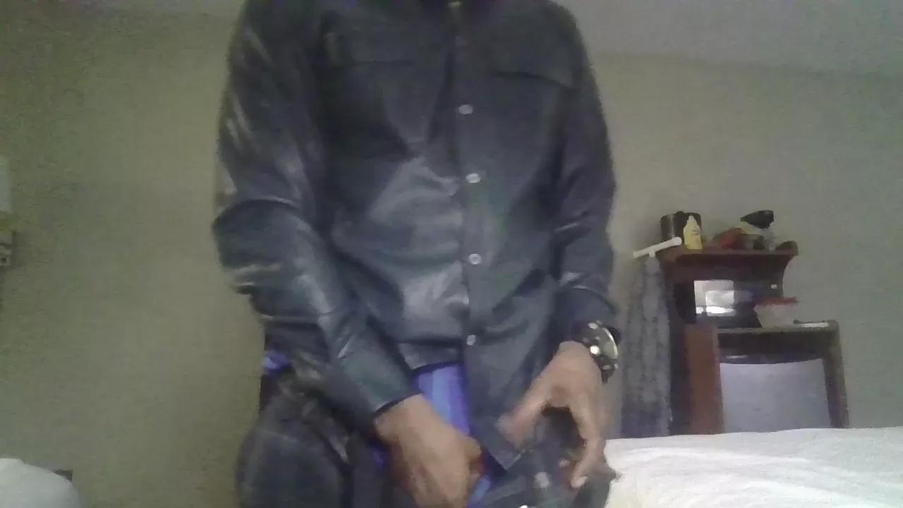 RonniePipeHer on Cam4 