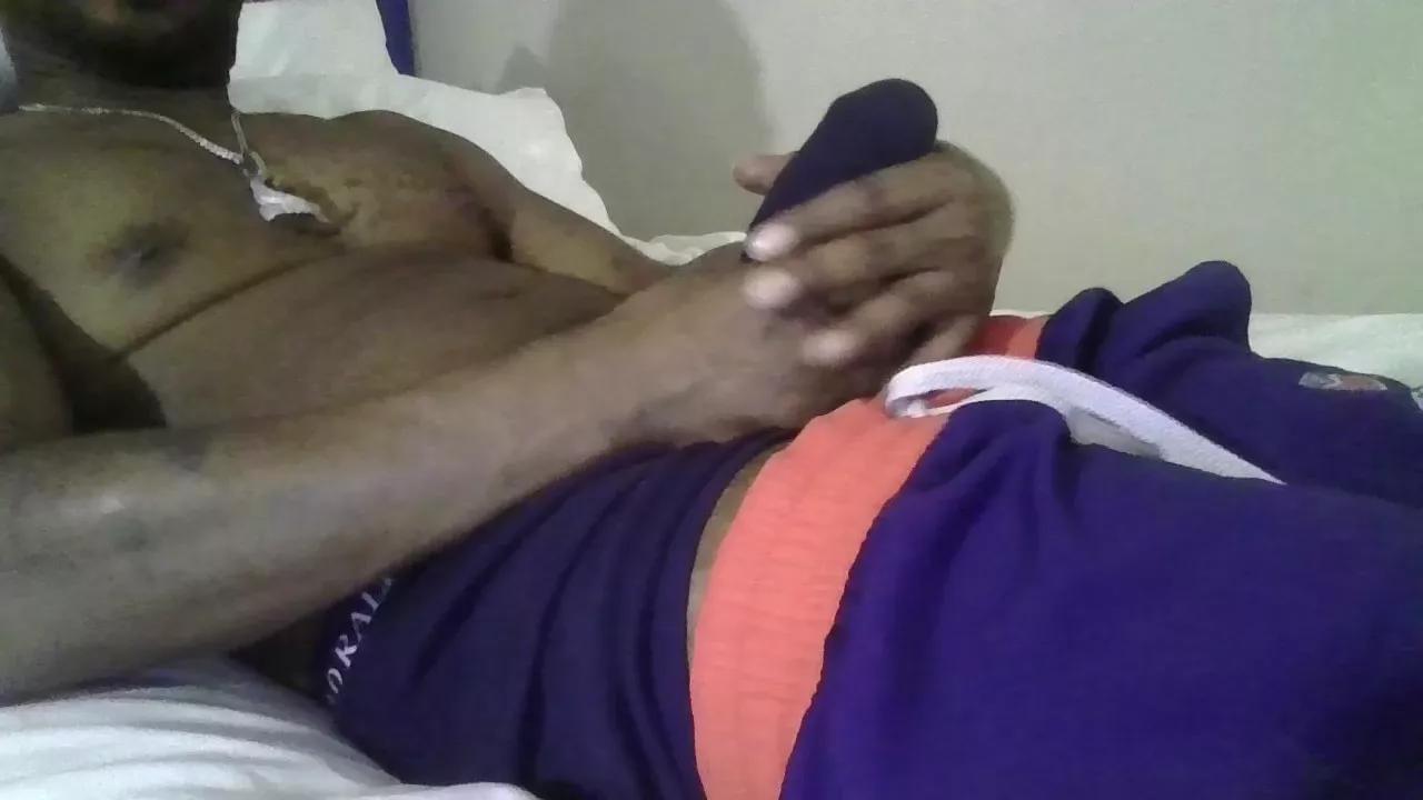 RonniePipeHer on Cam4 