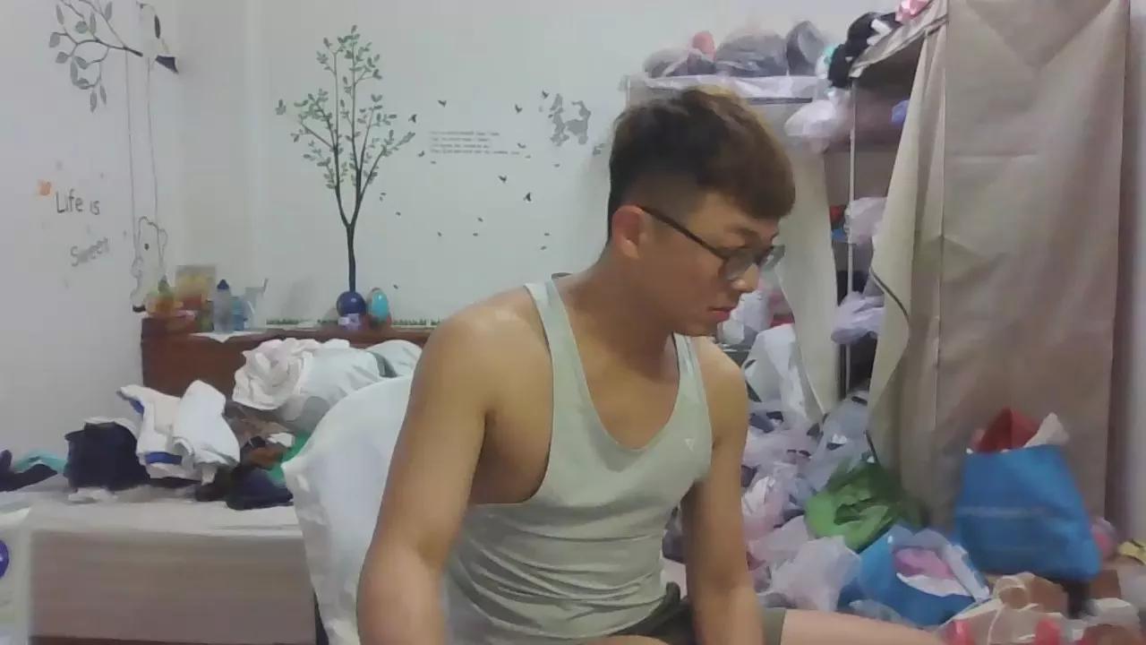 w2xist5 on Cam4 