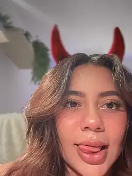 Discover sexy performer Aryrosee Aryrosee from StripChat