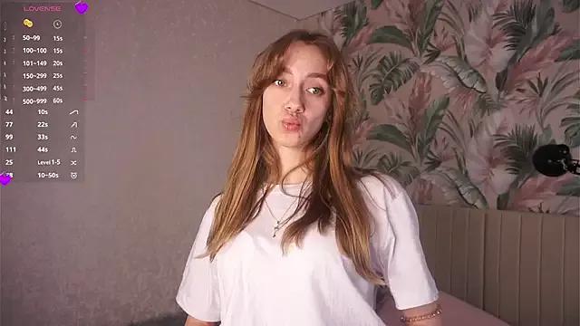 ElwineHigginson on StripChat 