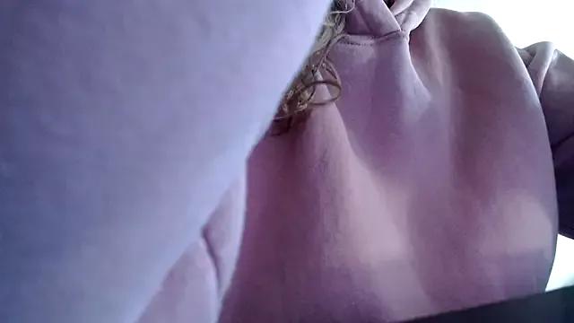 JenniLowen on StripChat 