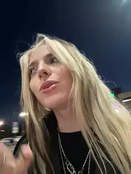 Freechat LoraaDoll on StripChat