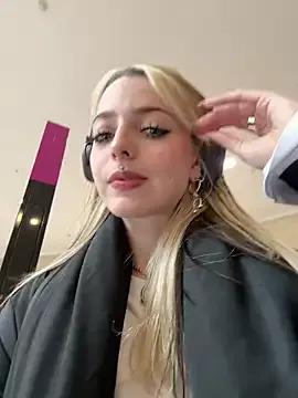 Freechat LoraaDoll on StripChat