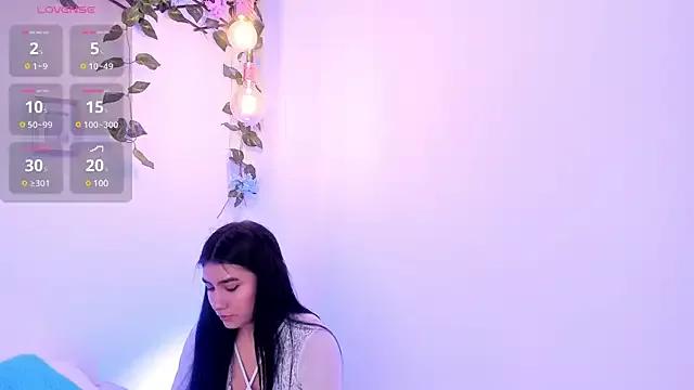 saraBow on StripChat 