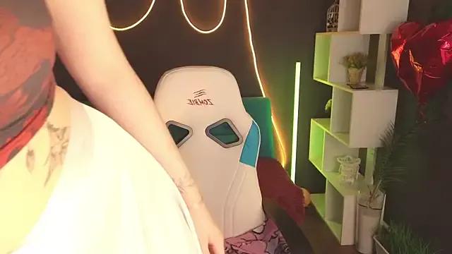 YasmineWest on StripChat 